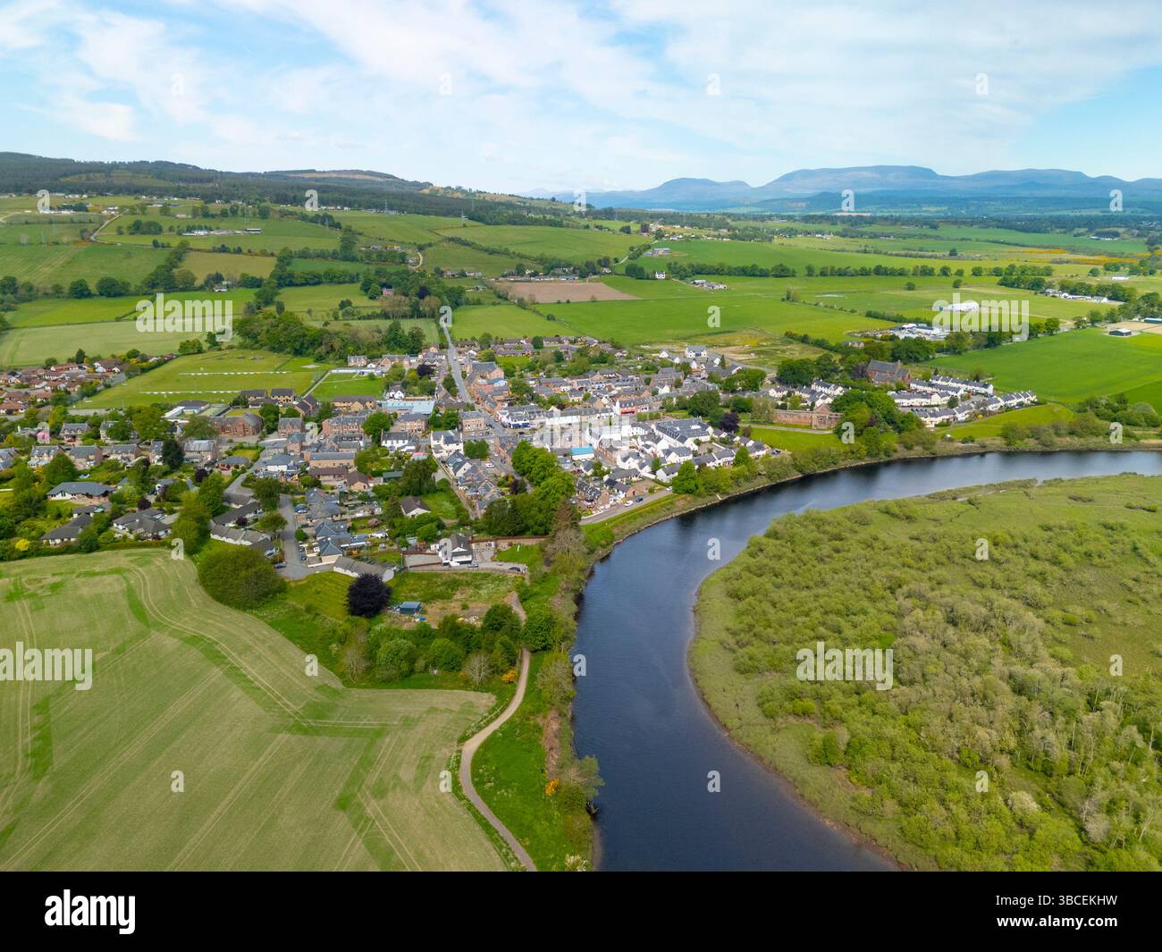 Vue aérienne de la ville de Beauly sur la rivière Beauly, Highland, Écosse, Royaume-Uni Banque D'Images