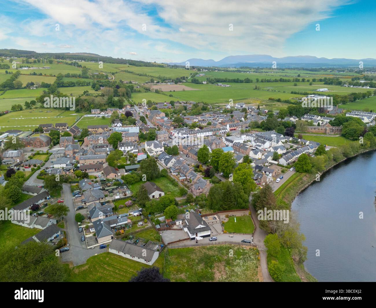 Vue aérienne de la ville de Beauly sur la rivière Beauly, Highland, Écosse, Royaume-Uni Banque D'Images