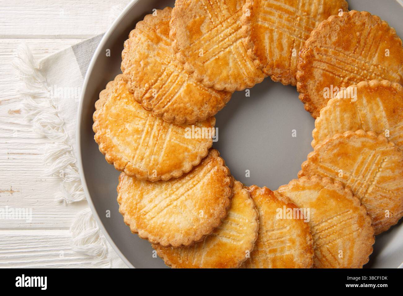 Biscuits sablés sucrés-salés sable Breton gros plan sur l'assiette sur la table. Vue horizontale de dessus Banque D'Images