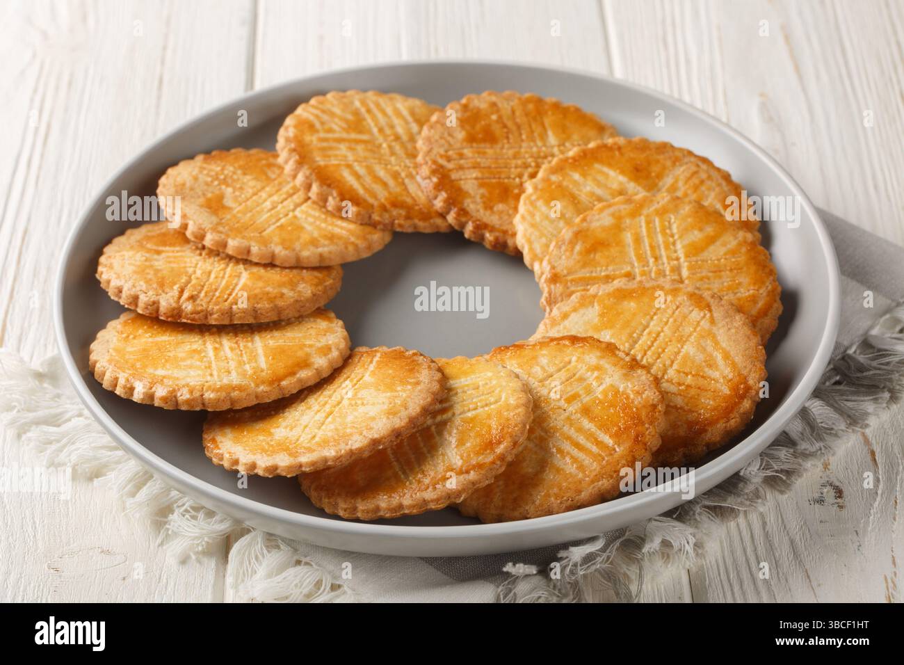 Breton Butter cookies sable gros plan sur l'assiette sur la table. Horizontal Banque D'Images