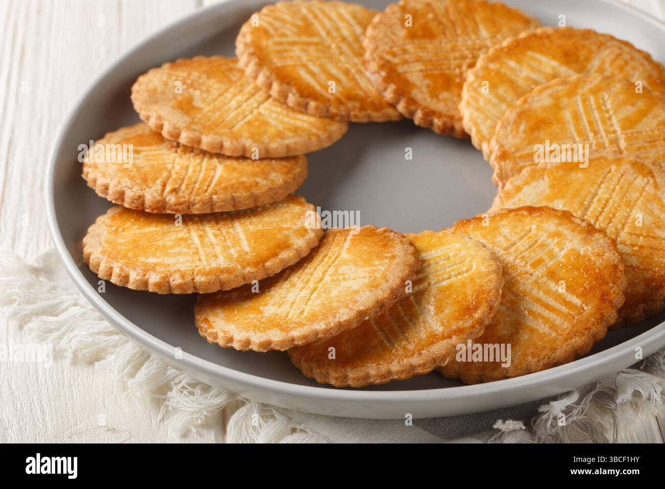 Biscuits sablés sucrés-salés sable Breton gros plan sur l'assiette sur la table. Horizontal Banque D'Images