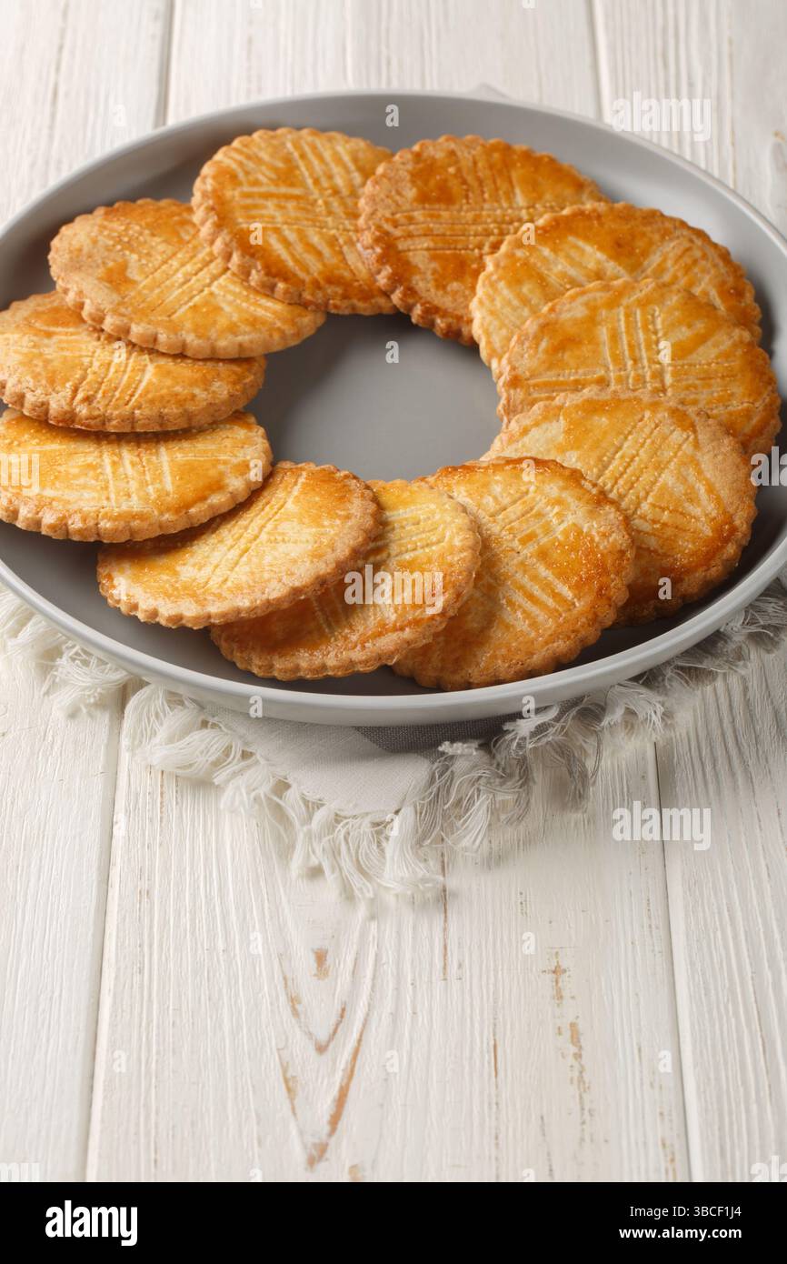 Sable Breton est un biscuit classique, très beurré provenant de la région Bretagne gros plan sur l'assiette sur la table. Vertical Banque D'Images