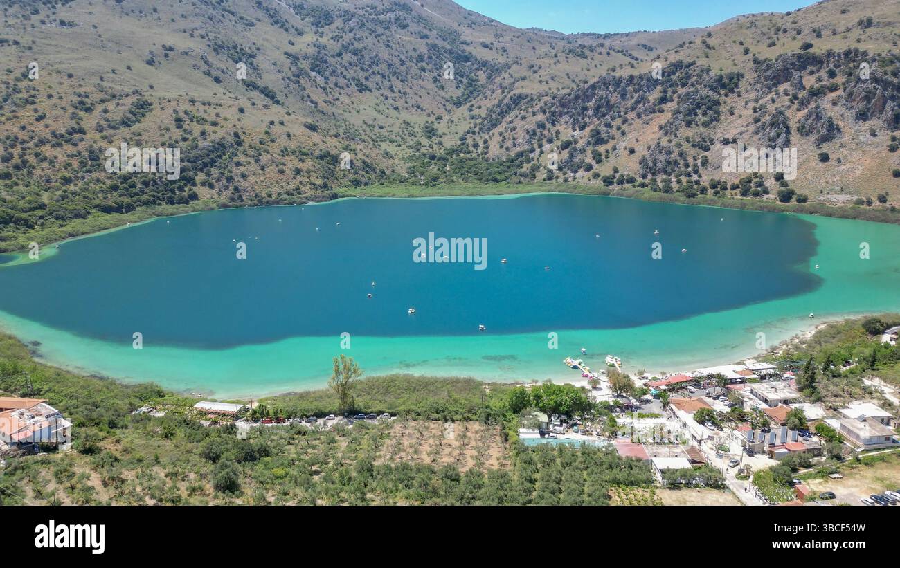 Unique lac Kournas dans la préfecture de Chania en Crète - le seul lac d'eau douce sur l'île Banque D'Images