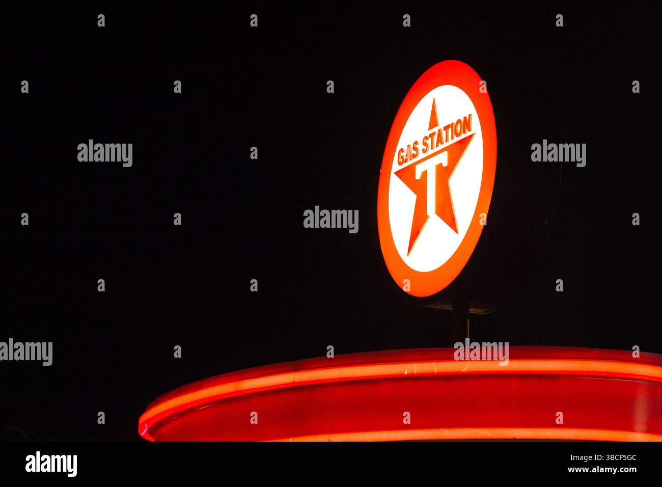 Houston, États-Unis, 14 octobre 2024 : panneau lumineux dans la nuit de Texaco, une marque pétrolière américaine détenue et exploitée par Chevron Corporation. Banque D'Images