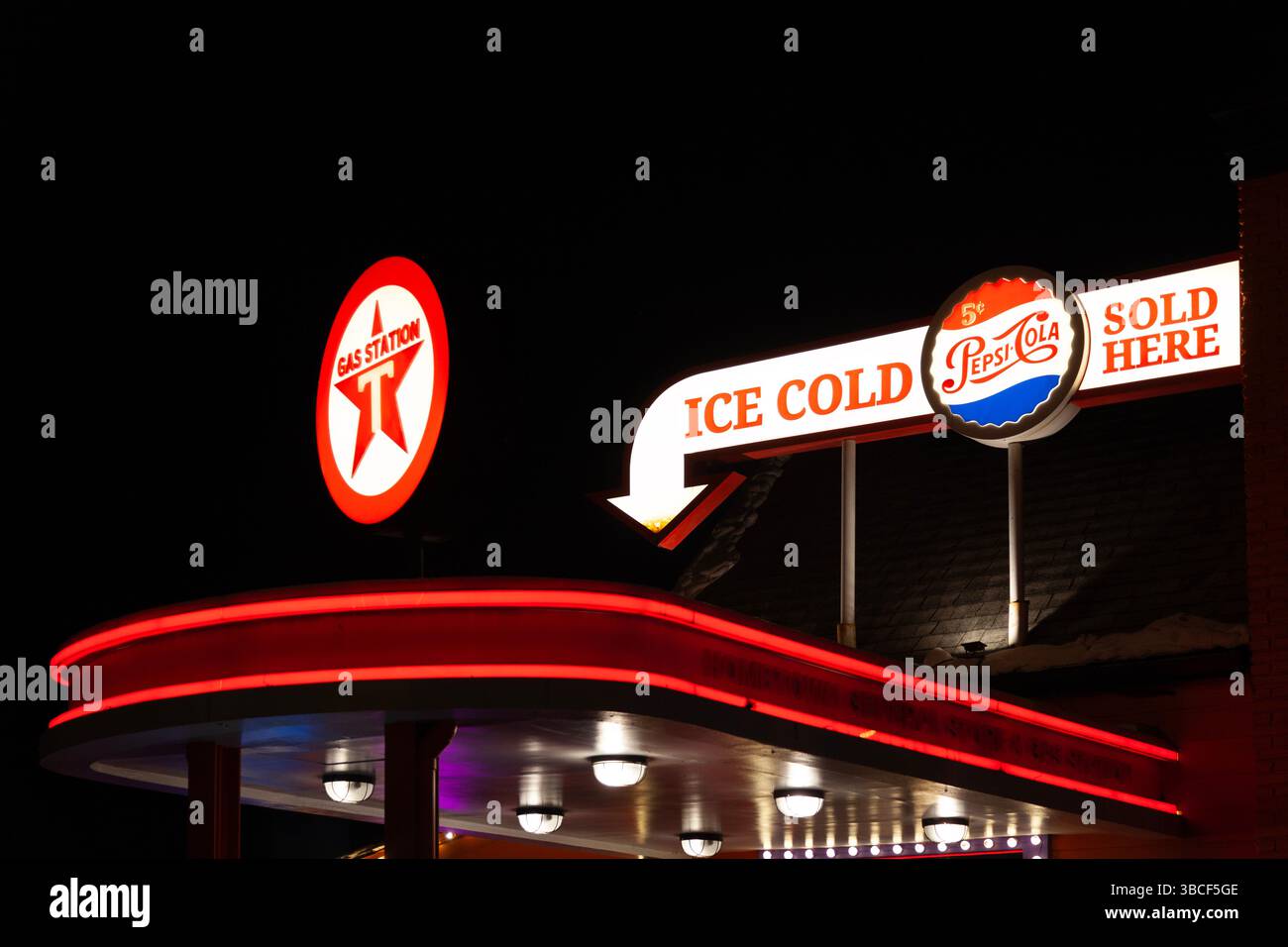 Houston, USA, 14 octobre 2024 : station-service Texaco de style rétro avec un panneau Pepsi Cola. Banque D'Images