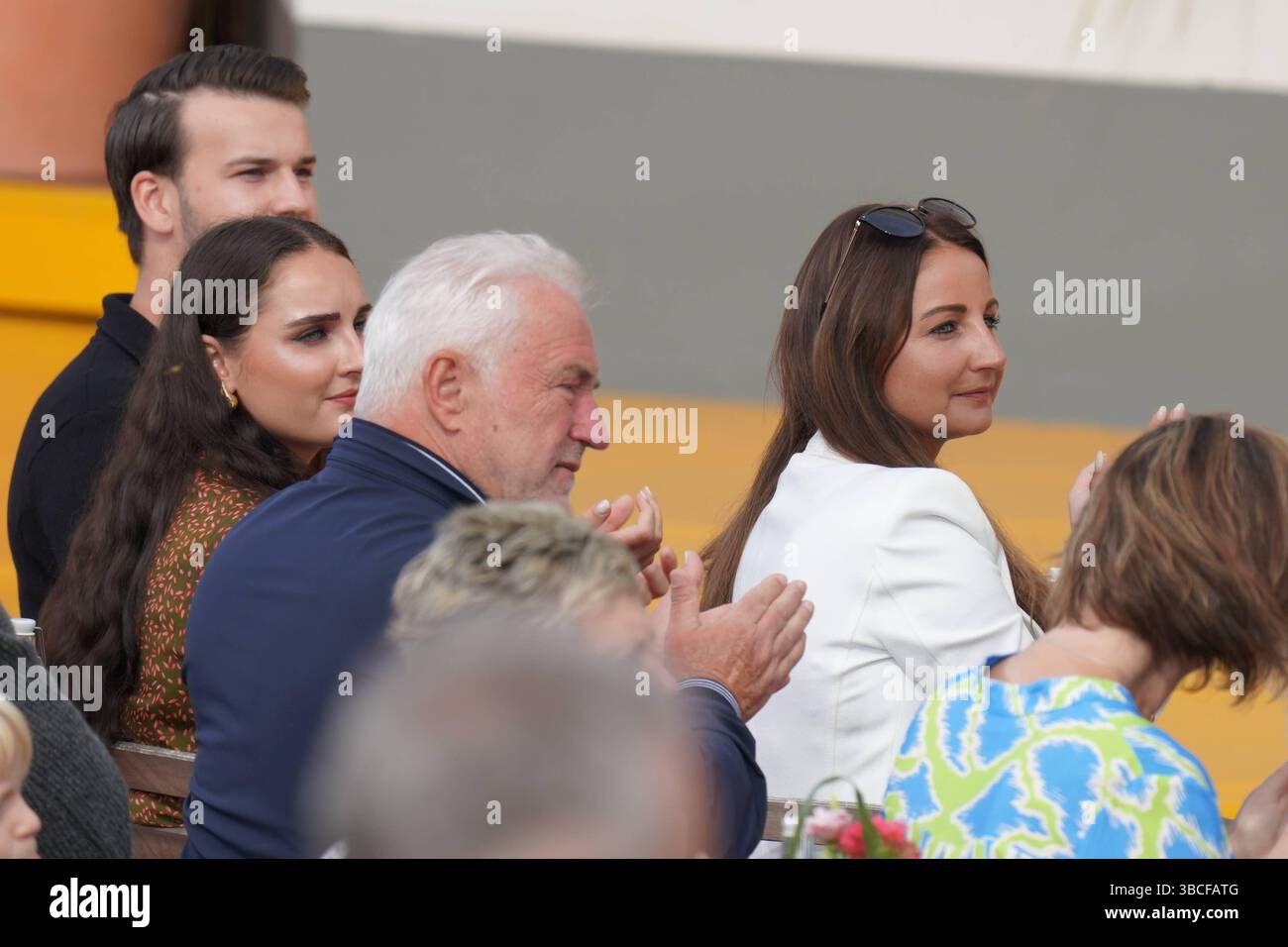 Mit der zwoelften Staffel endet die IWS saison 2023. AM 26. Mai 2024 beginnt eine weitere Auflage der Show im Europapark. EVA Luginger, Freundin von Stefan Mross, BEI der letzten Staffel unter dem Publikum. - Immer wieder sonntags mit der zwoelften Staffel endet die IWS saison 2023. AM 26. Mai 2024 beginnt eine weitere Auflage der Show im Europapark. Deutschland, Rust, Europapark, 27.08.2023 *** la saison IWS 2023 se termine avec la douzième saison le 26 mai 2024, une autre édition de l'émission commence à Europapark Eva Luginger, petite amie de Stefan Mross, parmi le public de la dernière saison Immer wie Banque D'Images