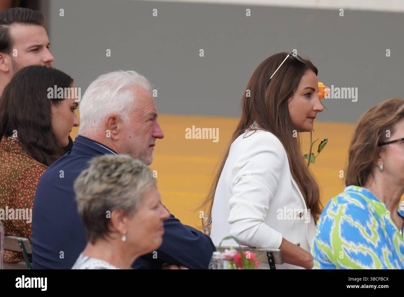 Mit der zwoelften Staffel endet die IWS saison 2023. AM 26. Mai 2024 beginnt eine weitere Auflage der Show im Europapark. EVA Luginger, Freundin von Stefan Mross, BEI der letzten Staffel unter dem Publikum. - Immer wieder sonntags mit der zwoelften Staffel endet die IWS saison 2023. AM 26. Mai 2024 beginnt eine weitere Auflage der Show im Europapark. Deutschland, Rust, Europapark, 27.08.2023 *** la saison IWS 2023 se termine avec la douzième saison le 26 mai 2024, une autre édition de l'émission commence à Europapark Eva Luginger, petite amie de Stefan Mross, parmi le public de la dernière saison Immer wie Banque D'Images