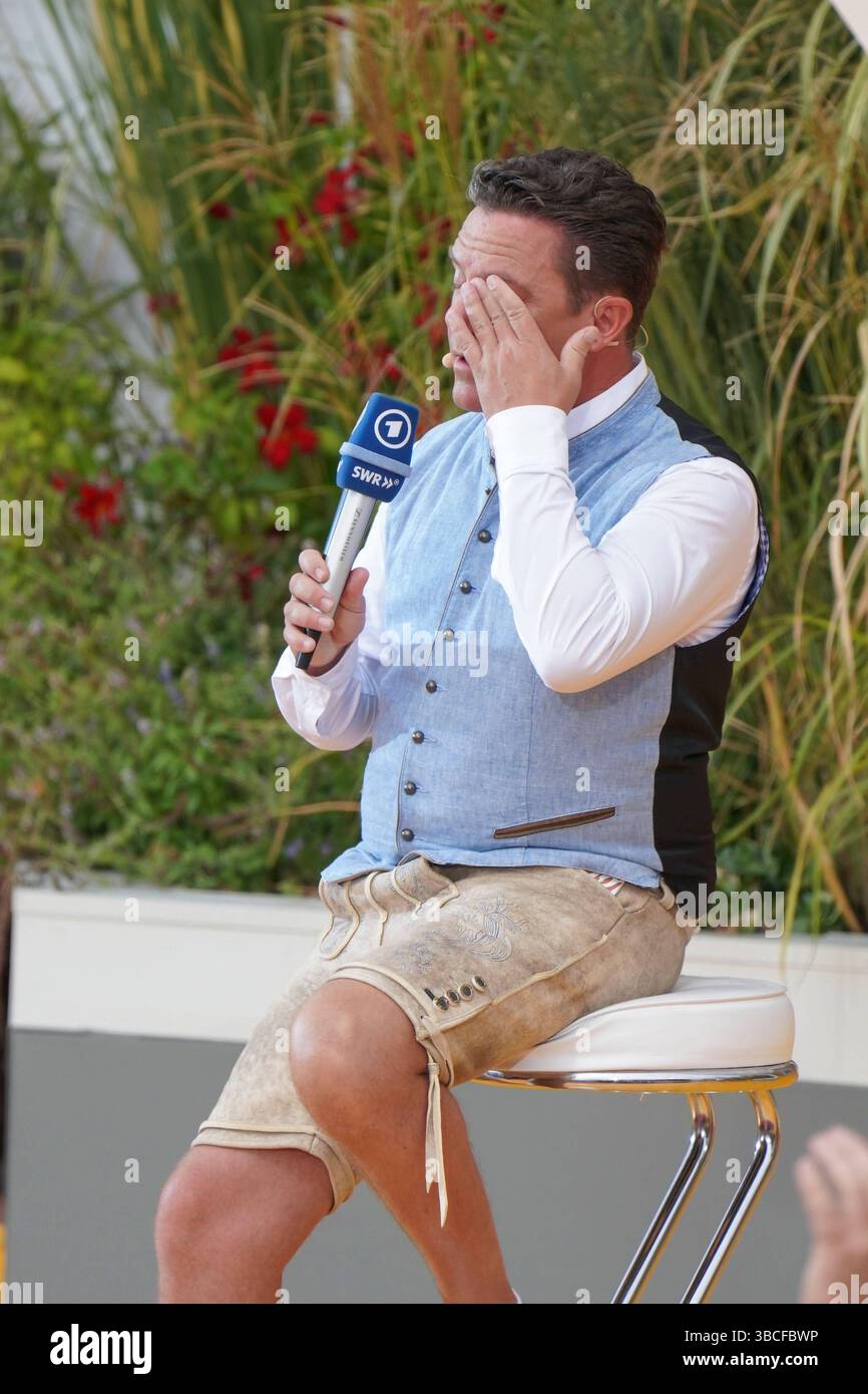 Mit der zwoelften Staffel endet die IWS saison 2023. AM 26. Mai 2024 beginnt eine weitere Auflage der Show im Europapark. Stefan Mross verabschiedet sich mit Traenen und voller Emotionen von der saison 2023 - Immer wieder sonntags mit der zwoelften Staffel endet die IWS saison 2023. AM 26. Mai 2024 beginnt eine weitere Auflage der Show im Europapark. Deutschland, Rust, Europapark, 27.08.2023 *** la saison IWS 2023 se termine avec la douzième saison le 26 mai 2024, une autre édition du salon commence à Europapark Stefan Mross dit adieu à la saison 2023 avec des larmes et plein d'émotion Immer wied Banque D'Images