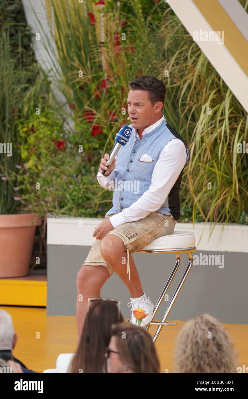 Mit der zwoelften Staffel endet die IWS saison 2023. AM 26. Mai 2024 beginnt eine weitere Auflage der Show im Europapark. Stefan Mross verabschiedet sich mit Traenen und voller Emotionen von der saison 2023 - Immer wieder sonntags mit der zwoelften Staffel endet die IWS saison 2023. AM 26. Mai 2024 beginnt eine weitere Auflage der Show im Europapark. Deutschland, Rust, Europapark, 27.08.2023 *** la saison IWS 2023 se termine avec la douzième saison le 26 mai 2024, une autre édition du salon commence à Europapark Stefan Mross dit adieu à la saison 2023 avec des larmes et plein d'émotion Immer wied Banque D'Images