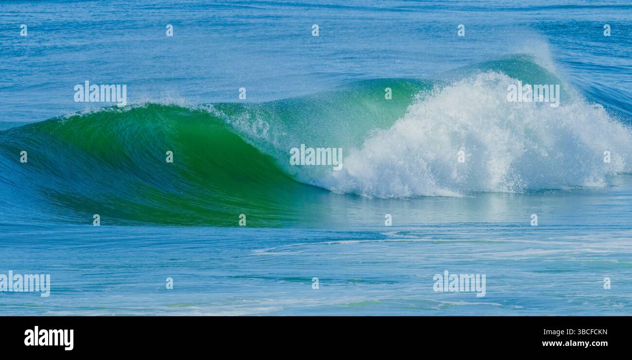 Panorama des vagues de l'océan avec le soleil éclairant la puissance de la mer, Gold Coast, Queensland, Australie. Banque D'Images