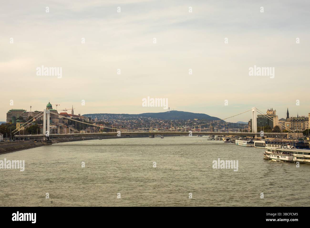 Budapest, Hongrie - 7 octobre 2022 : Pont Elisabeth et Danube Banque D'Images