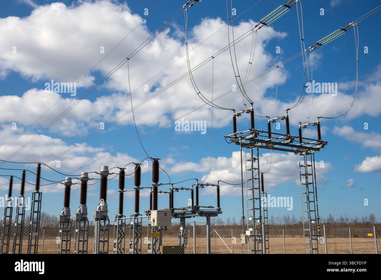Sous-station de transformateur de puissance haute tension à l'extérieur Banque D'Images