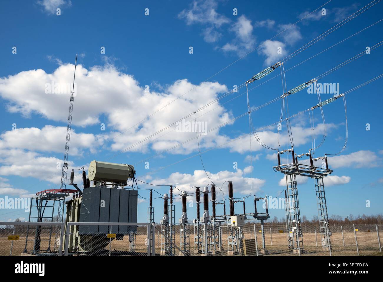 Sous-station de transformateur de puissance haute tension à l'extérieur Banque D'Images