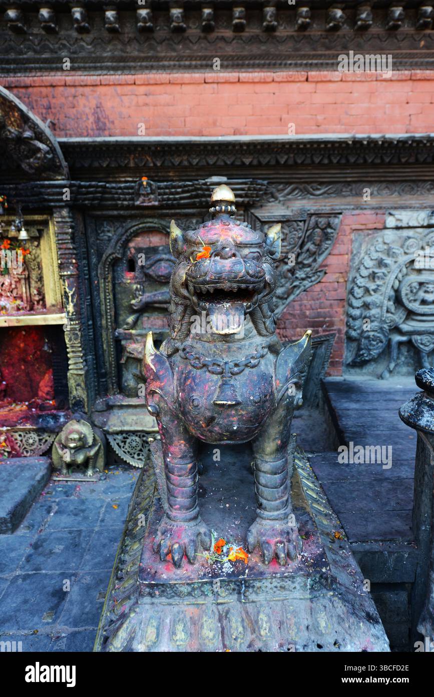 Sculpture d'un gardien mythique au temple de Bhairavnath sur la place Taumadhi dans la vieille ville de Bhaktapur, Népal. Banque D'Images