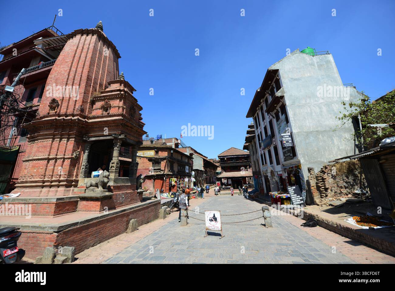 Marcher dans la vieille ville de Bhaktapur, Népal. Banque D'Images