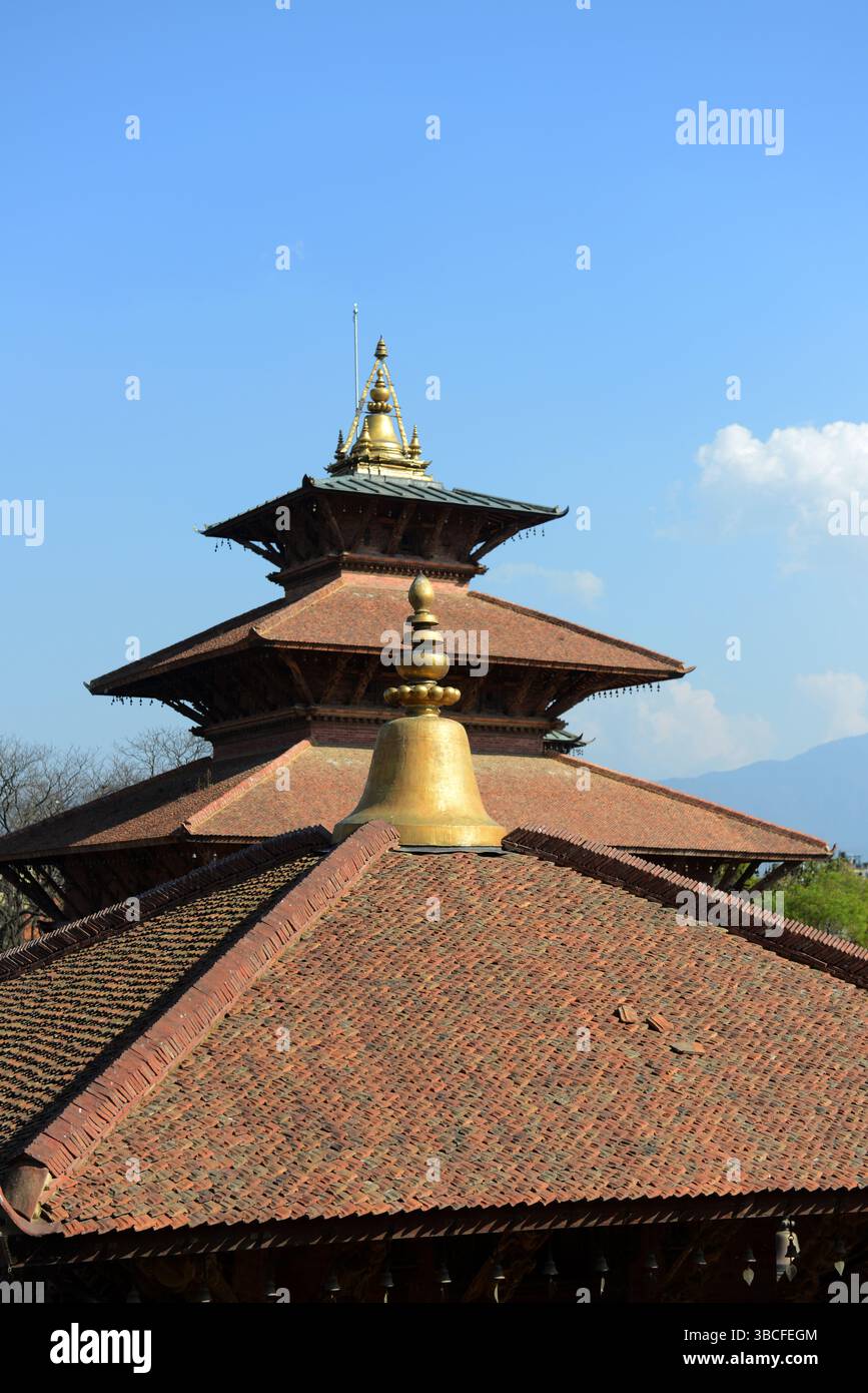 Une vue sur les toits traditionnels des temples et du palais à Patan's Durbar Square, Lalitpur, Vallée de Katmandou, Népal. Banque D'Images
