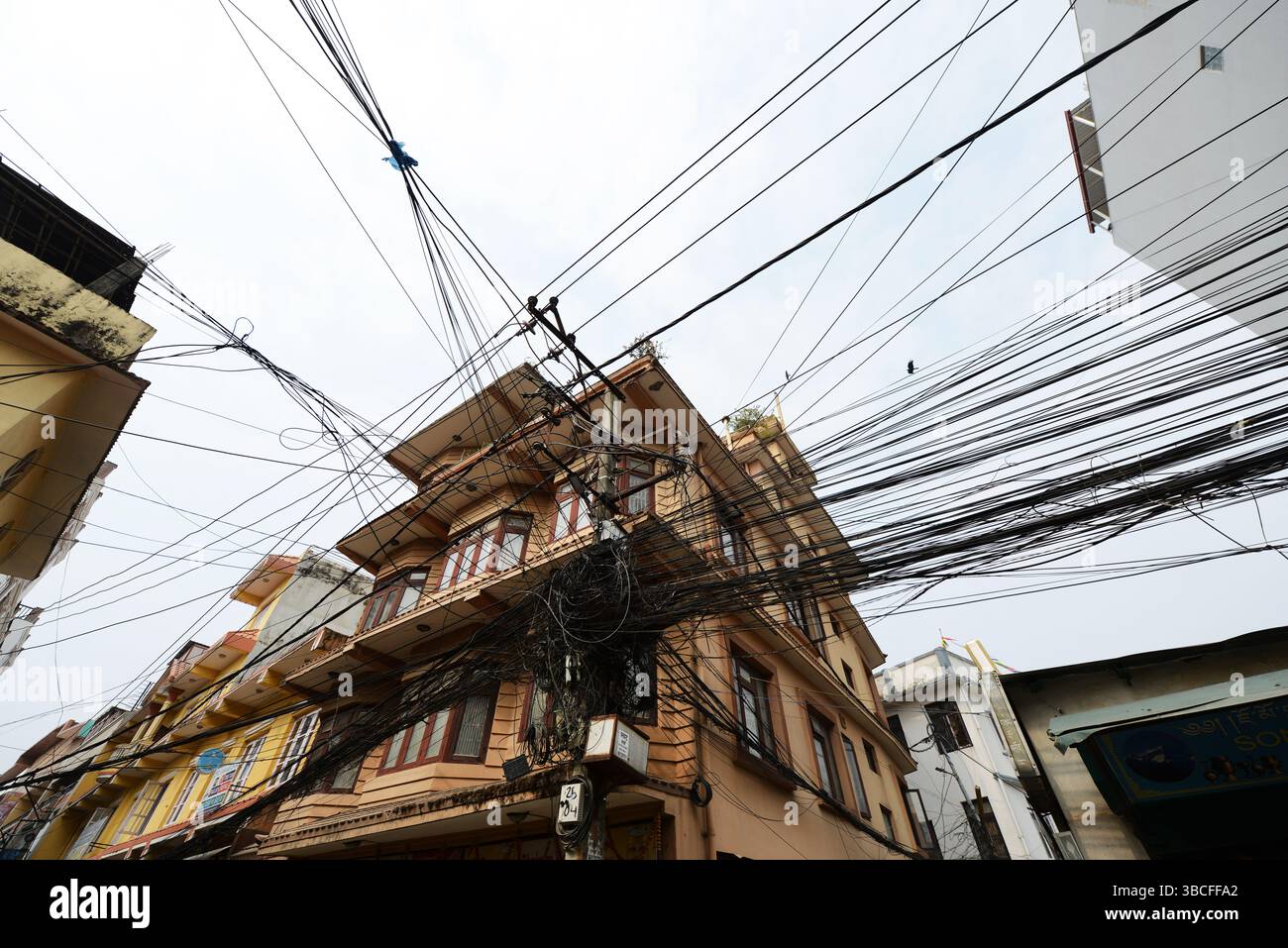 Une jungle de fils au-dessus d'une rue à Boudhanath à Katmandou, au Népal. Banque D'Images