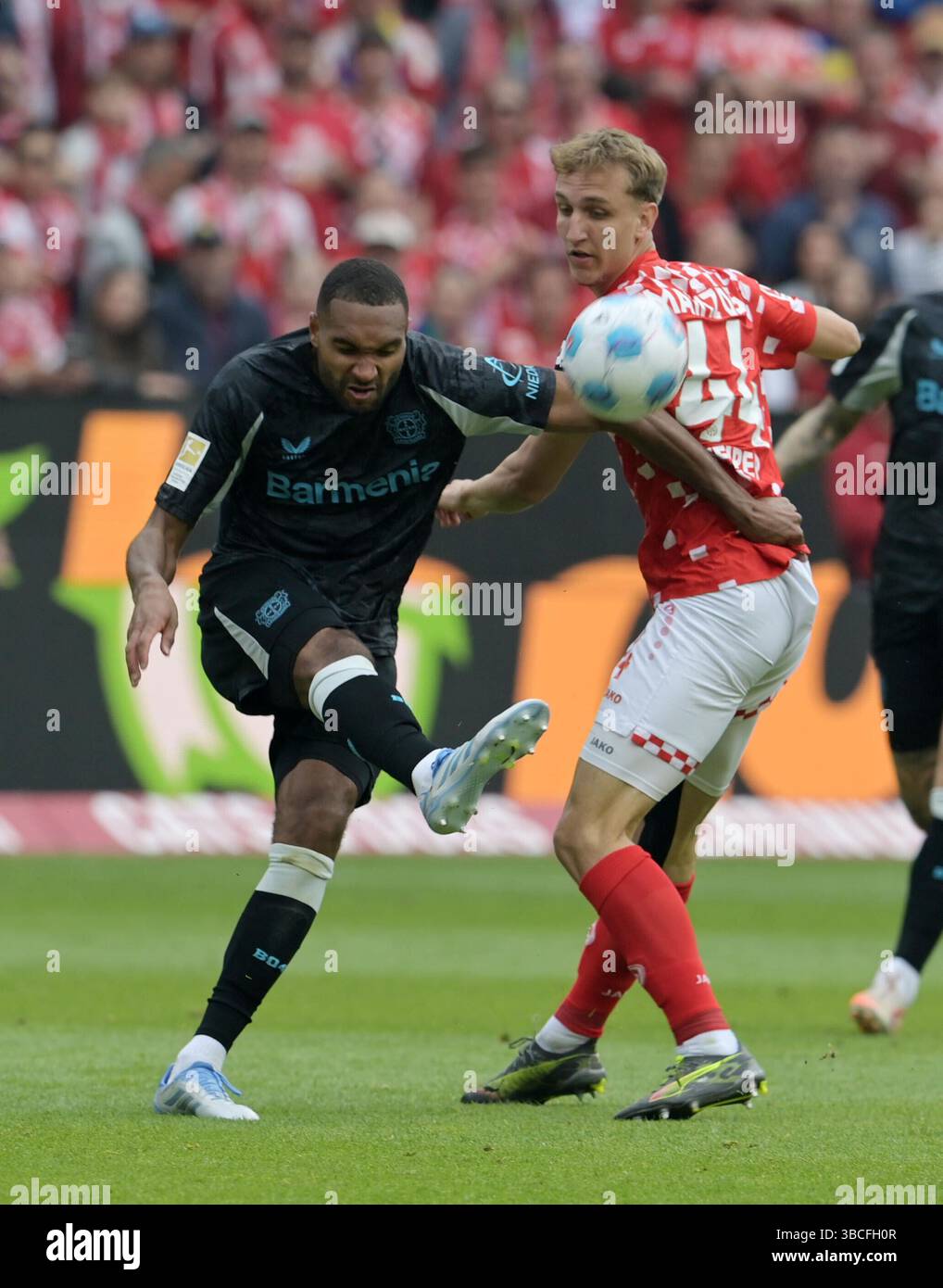 Mainz, Deutschland. 17 mai 2025. Nelson Weiper (re) gegen Jonathan Tah fotografiert beim Fußball Bundesliga Spiel Mainz 05 gegen Bayer Leverkusen AM 17.5.2025 in Mainz crédit : dpa/Alamy Live News Banque D'Images