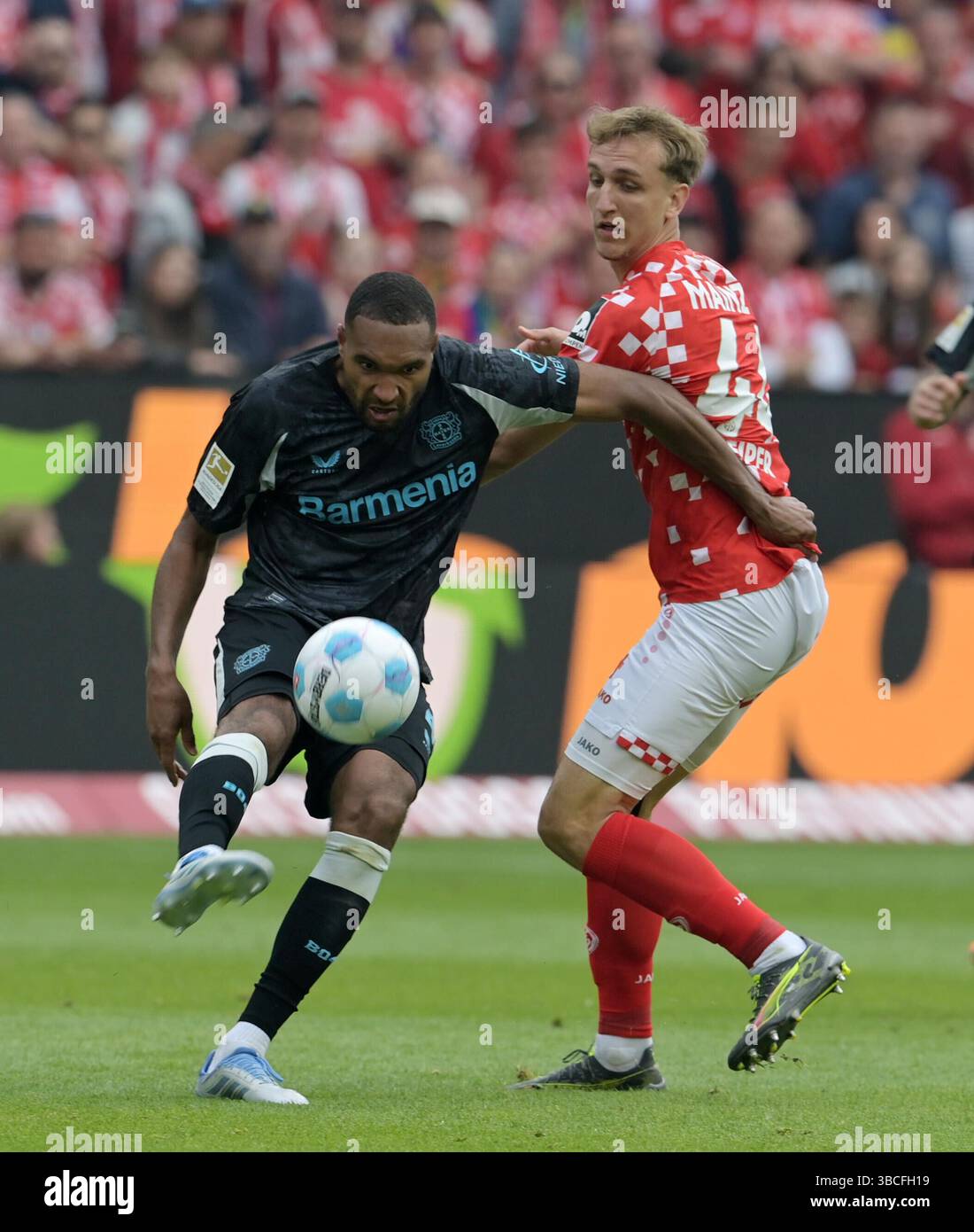Mainz, Deutschland. 17 mai 2025. Nelson Weiper (re) gegen Jonathan Tah fotografiert beim Fußball Bundesliga Spiel Mainz 05 gegen Bayer Leverkusen AM 17.5.2025 in Mainz crédit : dpa/Alamy Live News Banque D'Images
