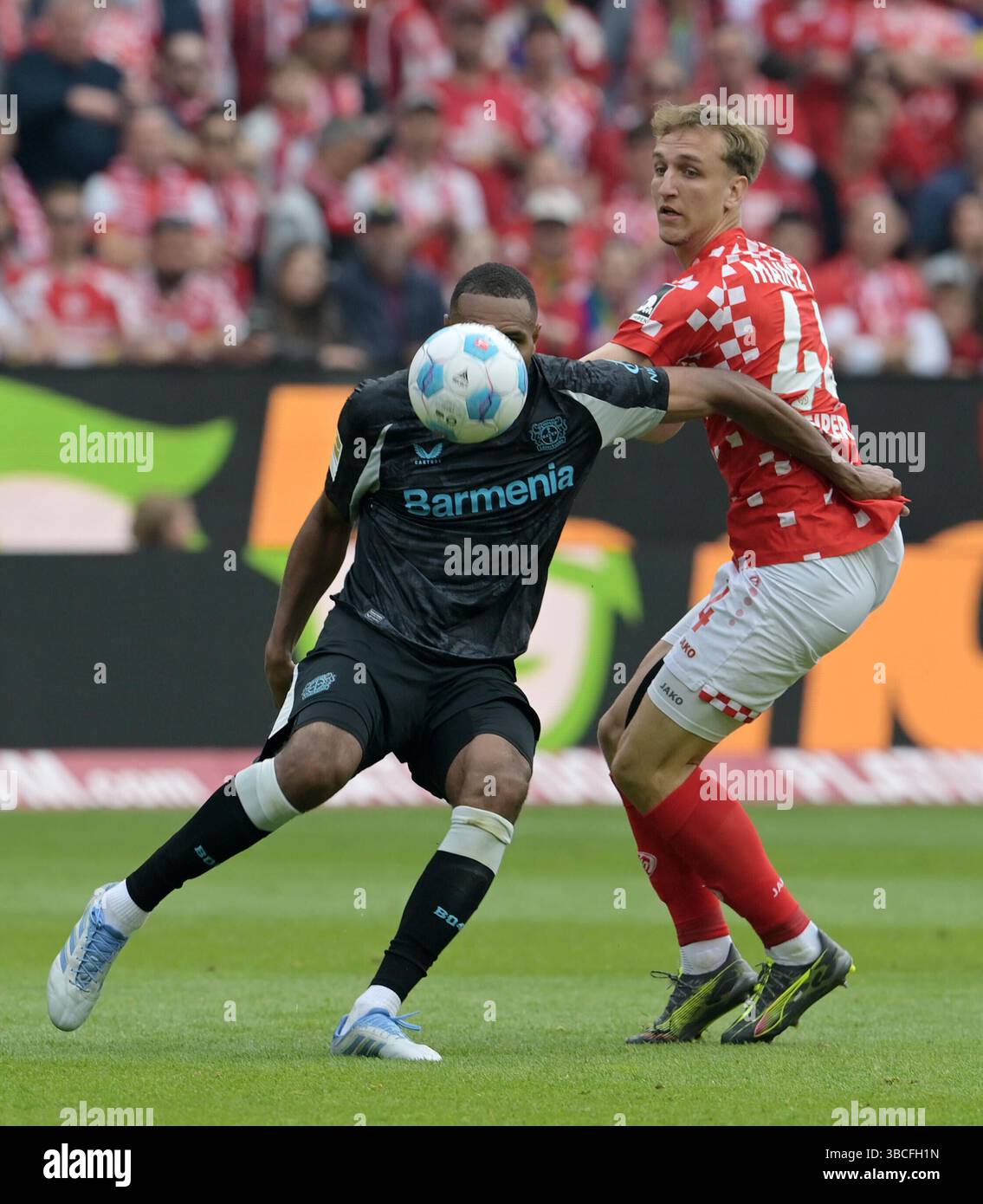 Mainz, Deutschland. 17 mai 2025. Nelson Weiper (re) gegen Jonathan Tah fotografiert beim Fußball Bundesliga Spiel Mainz 05 gegen Bayer Leverkusen AM 17.5.2025 in Mainz crédit : dpa/Alamy Live News Banque D'Images