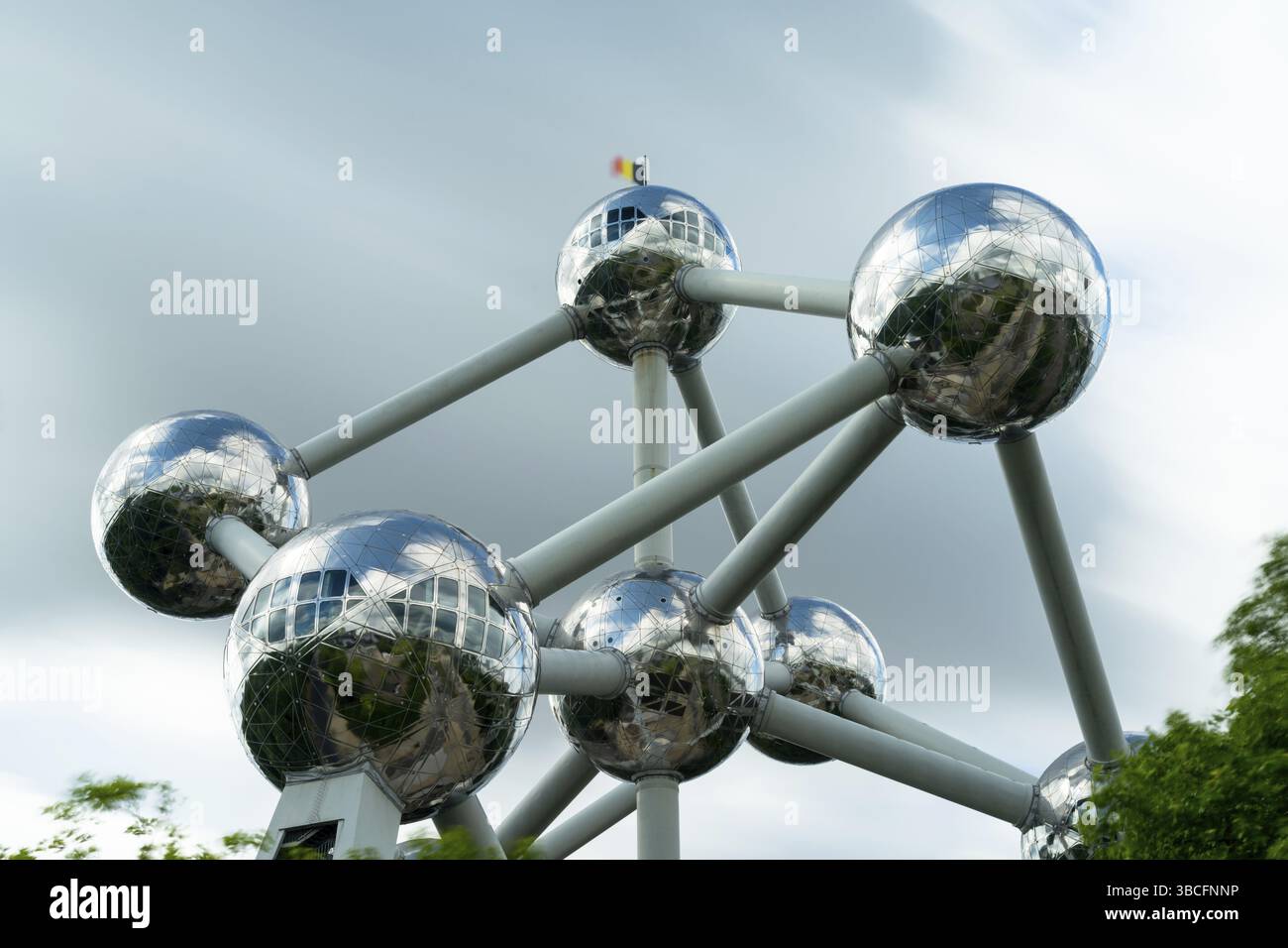 Bruxelles, Belgique - 6 juin 2022 : longue exposition de l'Atomium dans le centre de Bruxelles Banque D'Images