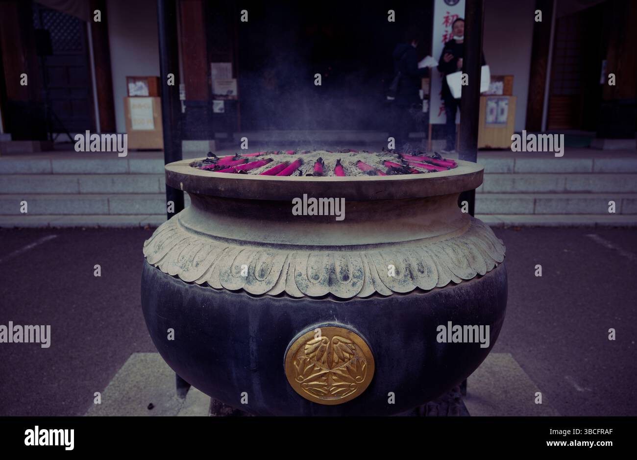 La fumée s'élève doucement d'un brûleur d'encens cérémoniel dans un temple Banque D'Images