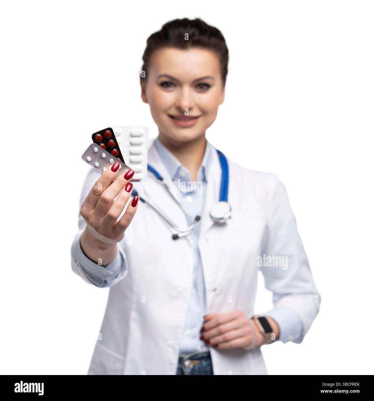 Photo de charmante femme attrayante un thérapeute spécialisé qualifié portent des pilules blanches de tenue de main de robe de médecin isolées sur fond blanc Banque D'Images