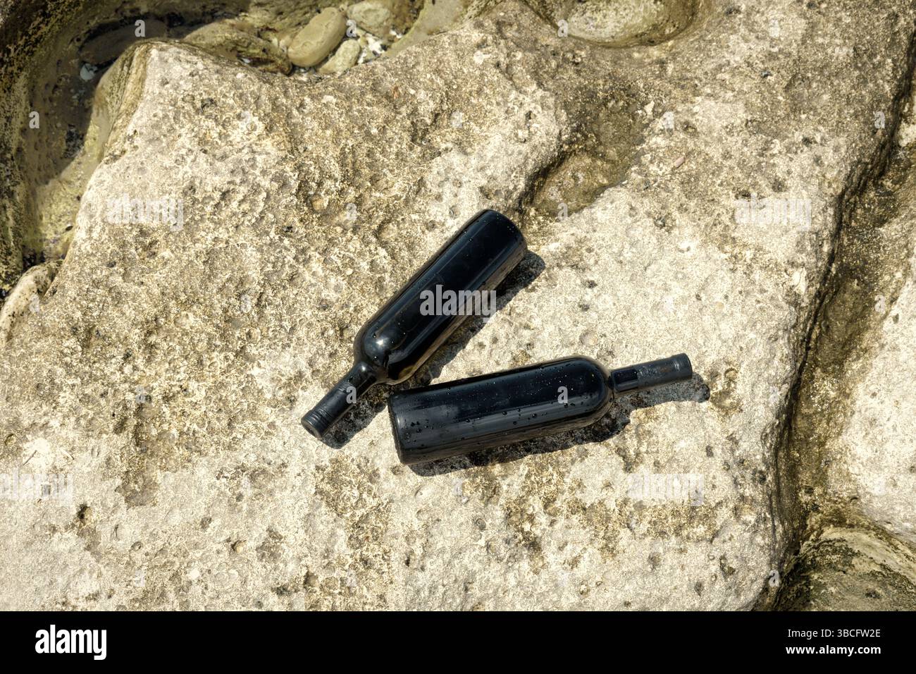 Deux bouteilles de vin sur le rivage rocheux de la mer Caspienne. Banque D'Images