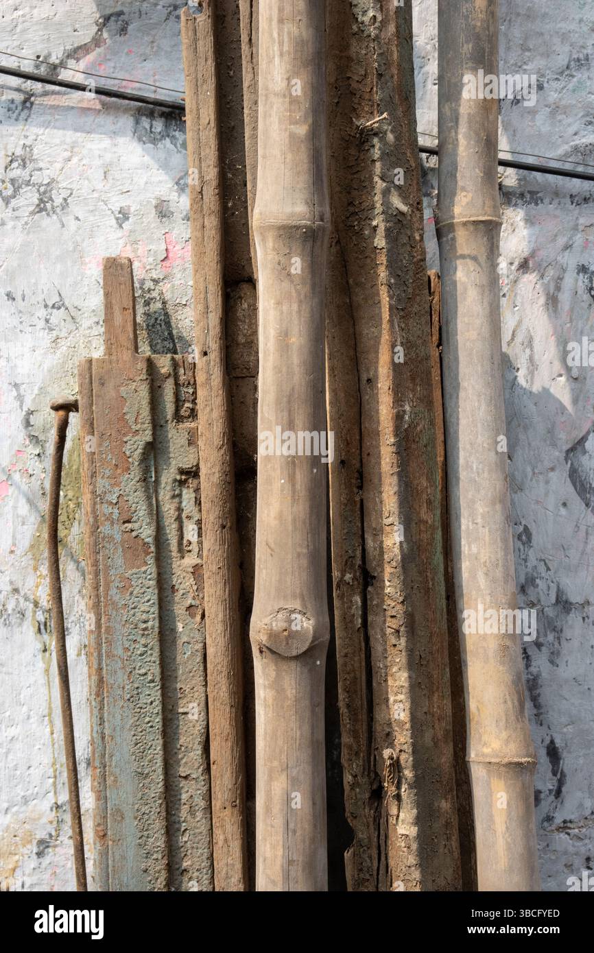 Pile de bambou stickstraditional sur la rue sale à Kolkata, Bengale occidental, Inde Banque D'Images