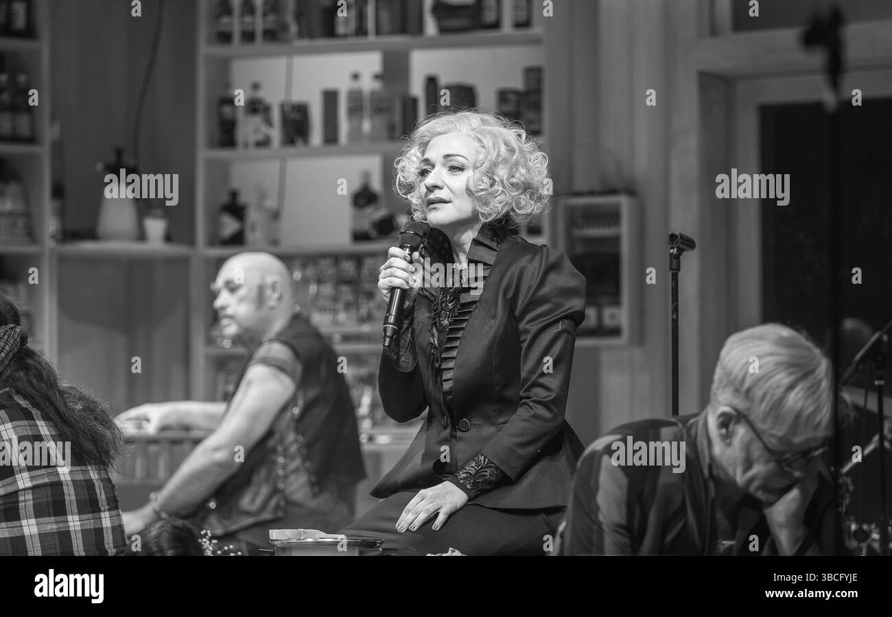 TANKE SEHNSUCHT, revue musicale au Théâtre de la Renaissance (Berlin), d’Antoine Uitdehaag et Guntbert avertit. Artistes : Kiara Brunken, Anika Mauer Banque D'Images