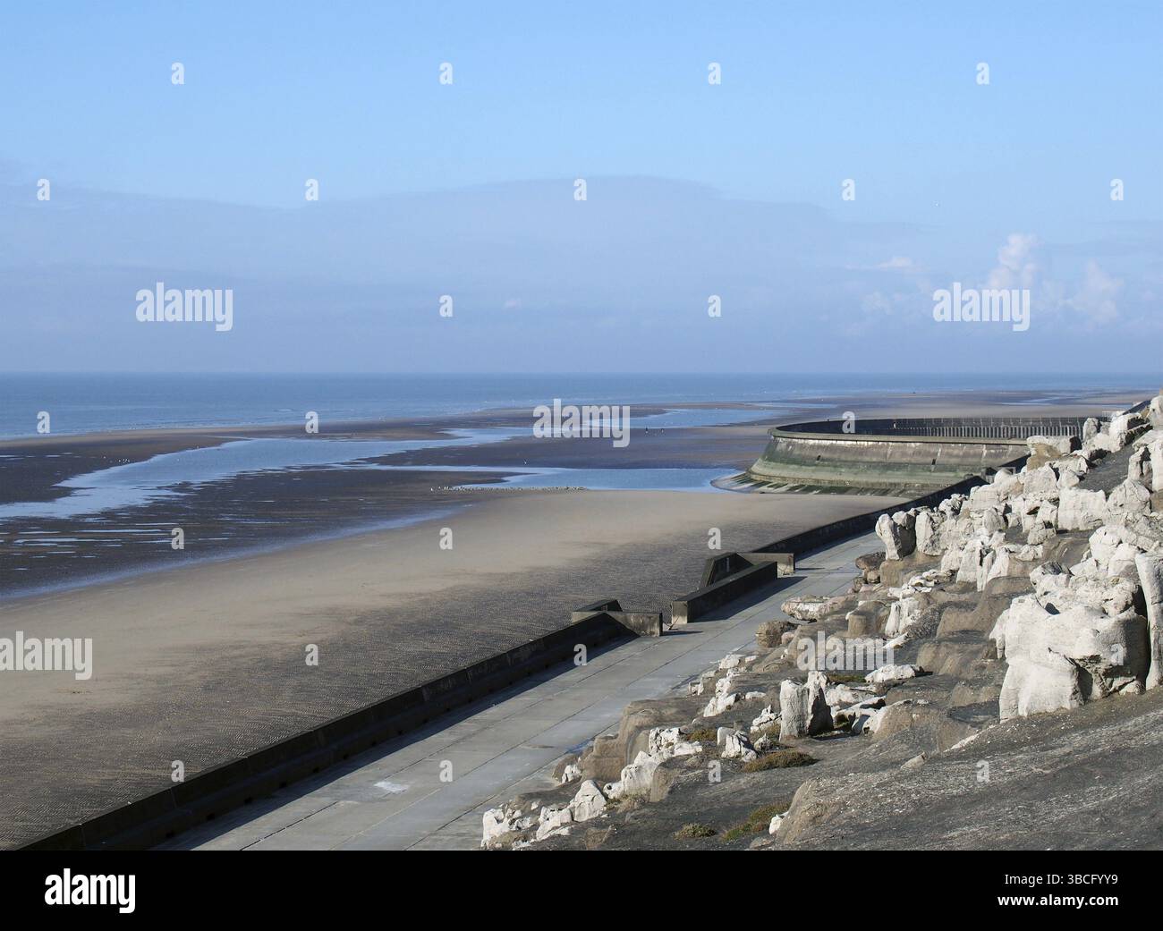 La zone des falaises sur la promenade sud à Blackpool avec la plage à marée basse par une journée ensoleillée Banque D'Images