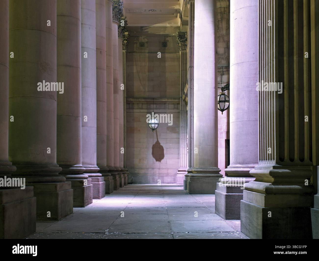 L'entrée du bâtiment historique de l'hôtel de ville de leeds du XIXe siècle illuminée la nuit Banque D'Images