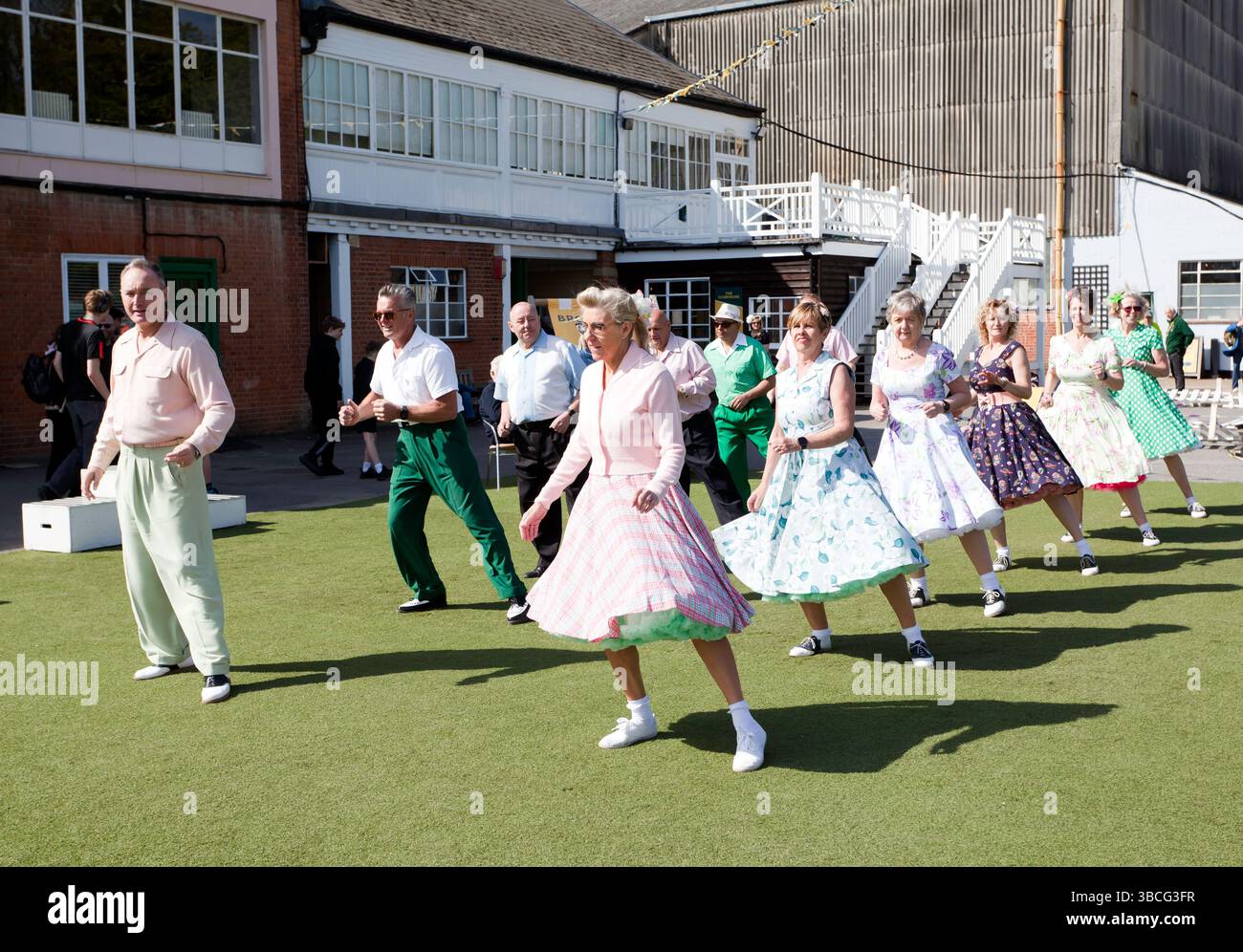 La troupe de danse « The Jive Squadron » se produit toute la journée au Brooklands Museum, lors du rassemblement classique de Pâques Banque D'Images