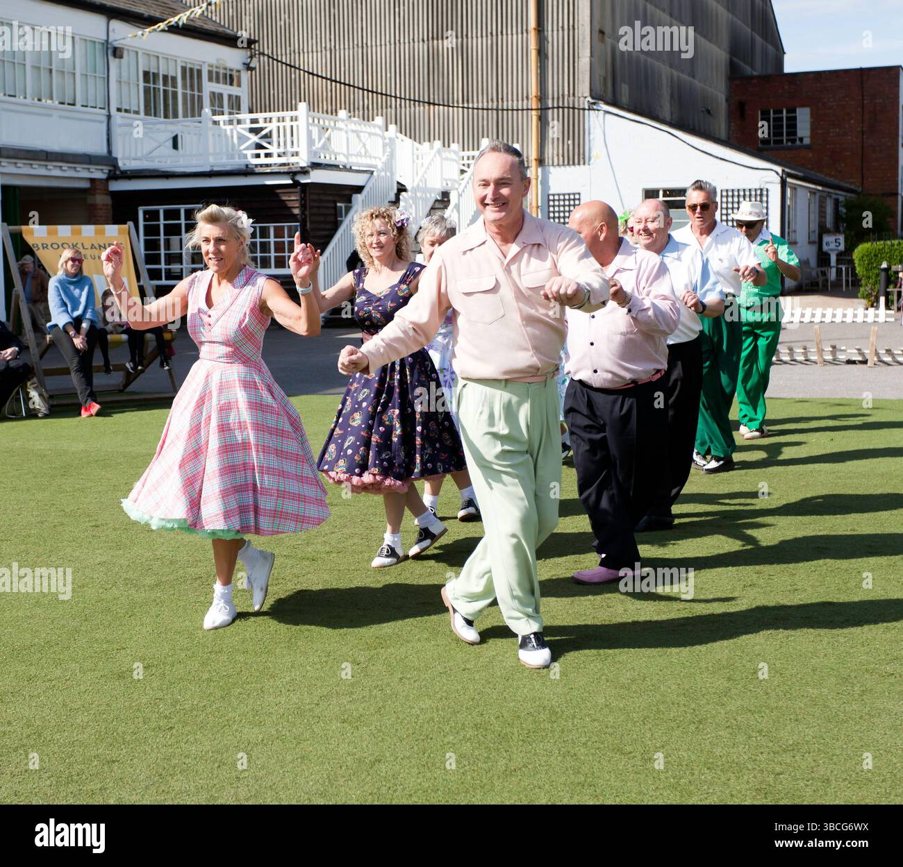 La troupe de danse « The Jive Squadron » se produit toute la journée au Brooklands Museum, lors du rassemblement classique de Pâques Banque D'Images