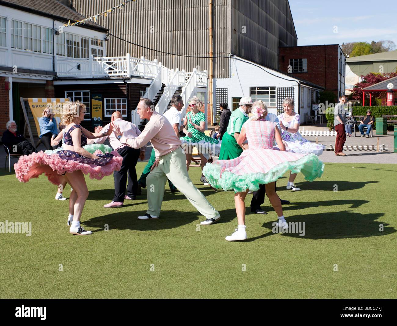 La troupe de danse « The Jive Squadron » se produit toute la journée au Brooklands Museum, lors du rassemblement classique de Pâques Banque D'Images
