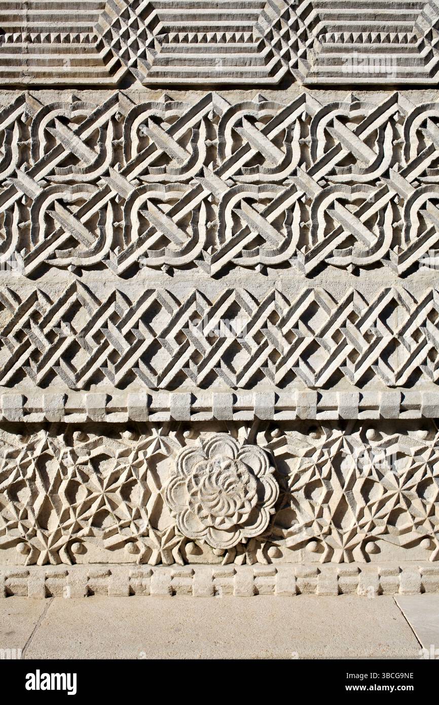 Des broderies de pierre complexes ornent les murs extérieurs du monastère des trois hiérarchies du XVIIe siècle à Iași, en Roumanie. Banque D'Images