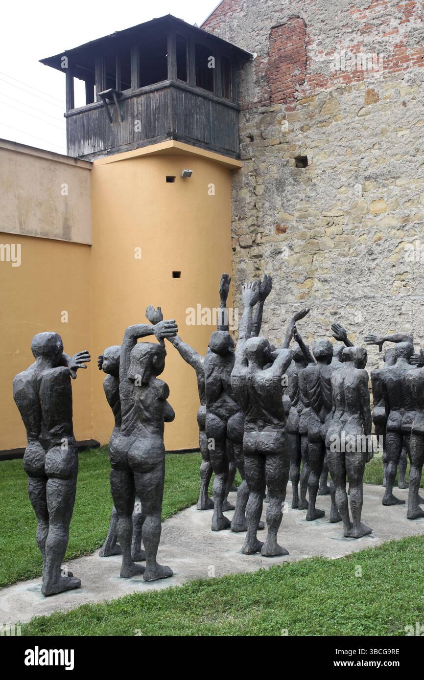 Groupe sculptural en bronze d'Aurel Vlad intitulé au Mémorial des victimes du communisme et de la résistance à Sighetu Marmației, Roumanie. Banque D'Images