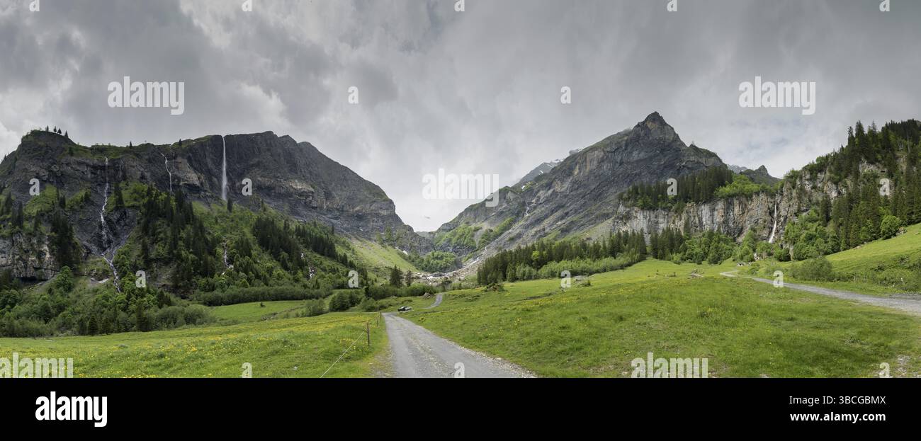 Panorama Mountain paysage avec une forêt luxuriante et plusieurs chutes d'eau dans les Alpes Suisses sous un ciel couvert journée d'été Banque D'Images
