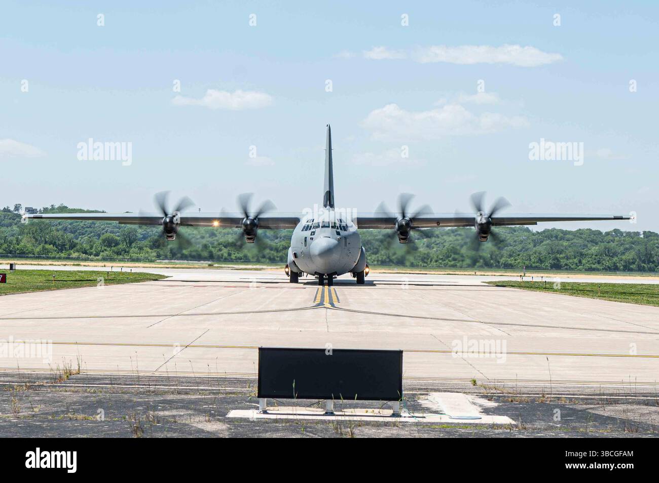 Un avion C-130J Super Hercules de l'US Air Force, affecté à la base aérienne de Little Rock, taxis à la base de la Garde nationale aérienne de Rosecrans à Joseph, mis Banque D'Images