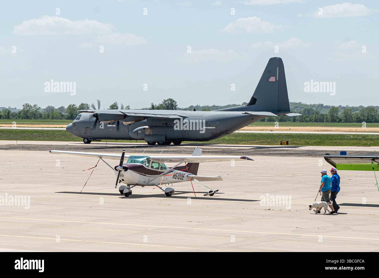 Un avion C-130J Super Hercules de l'US Air Force, affecté à la base aérienne de Little Rock, taxis à la base de la Garde nationale aérienne de Rosecrans à Joseph, mis Banque D'Images