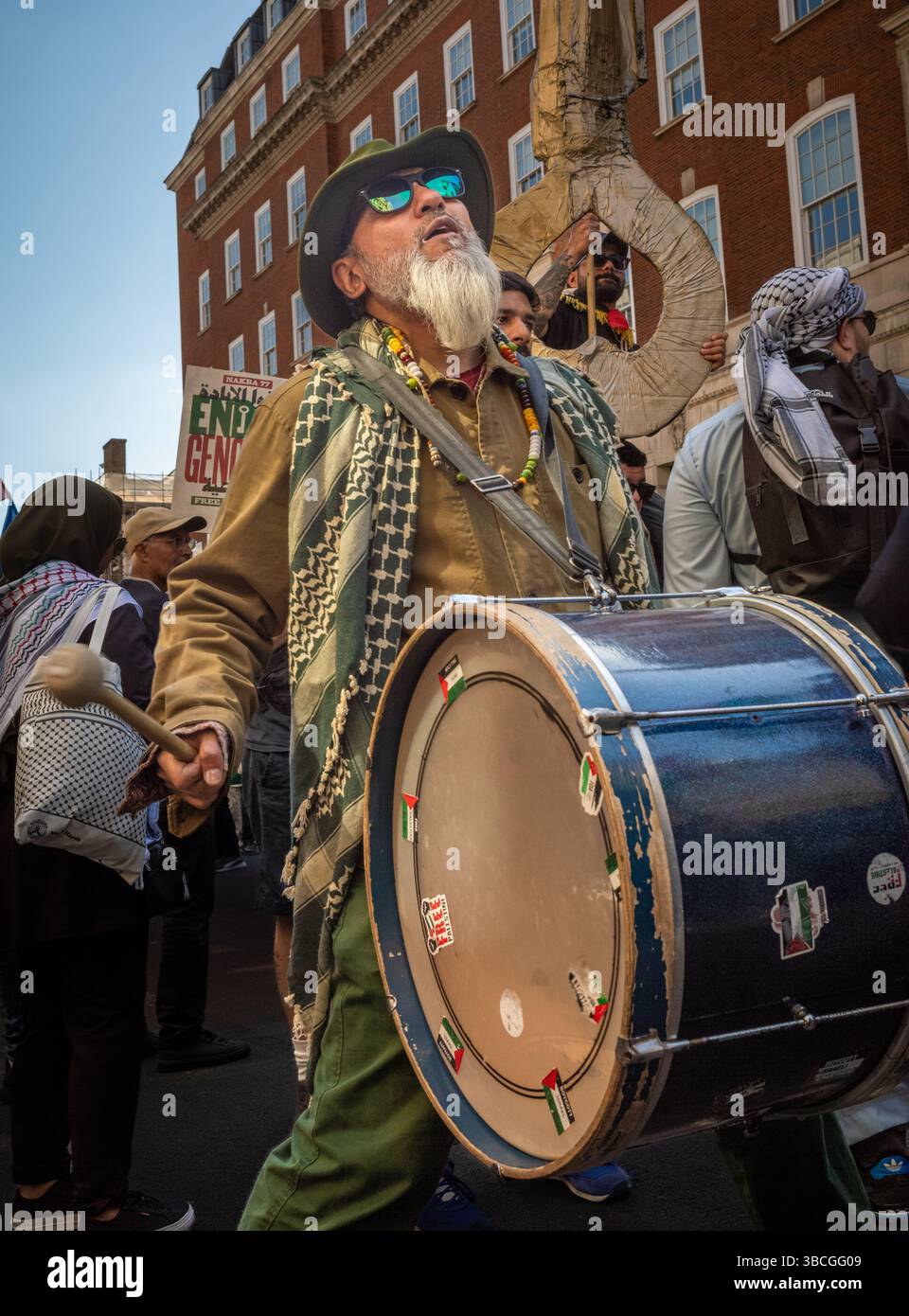 Un manifestant pro-palestinien joue du tambour lors d'une grande manifestation pour la paix à Gaza et contre l'action militaire israélienne. Londres, Royaume-Uni. Banque D'Images