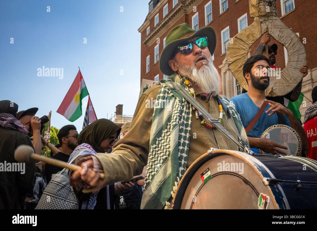 Un manifestant pro-palestinien joue du tambour lors d'une grande manifestation pour la paix à Gaza et contre l'action militaire israélienne. Londres, Royaume-Uni. Banque D'Images