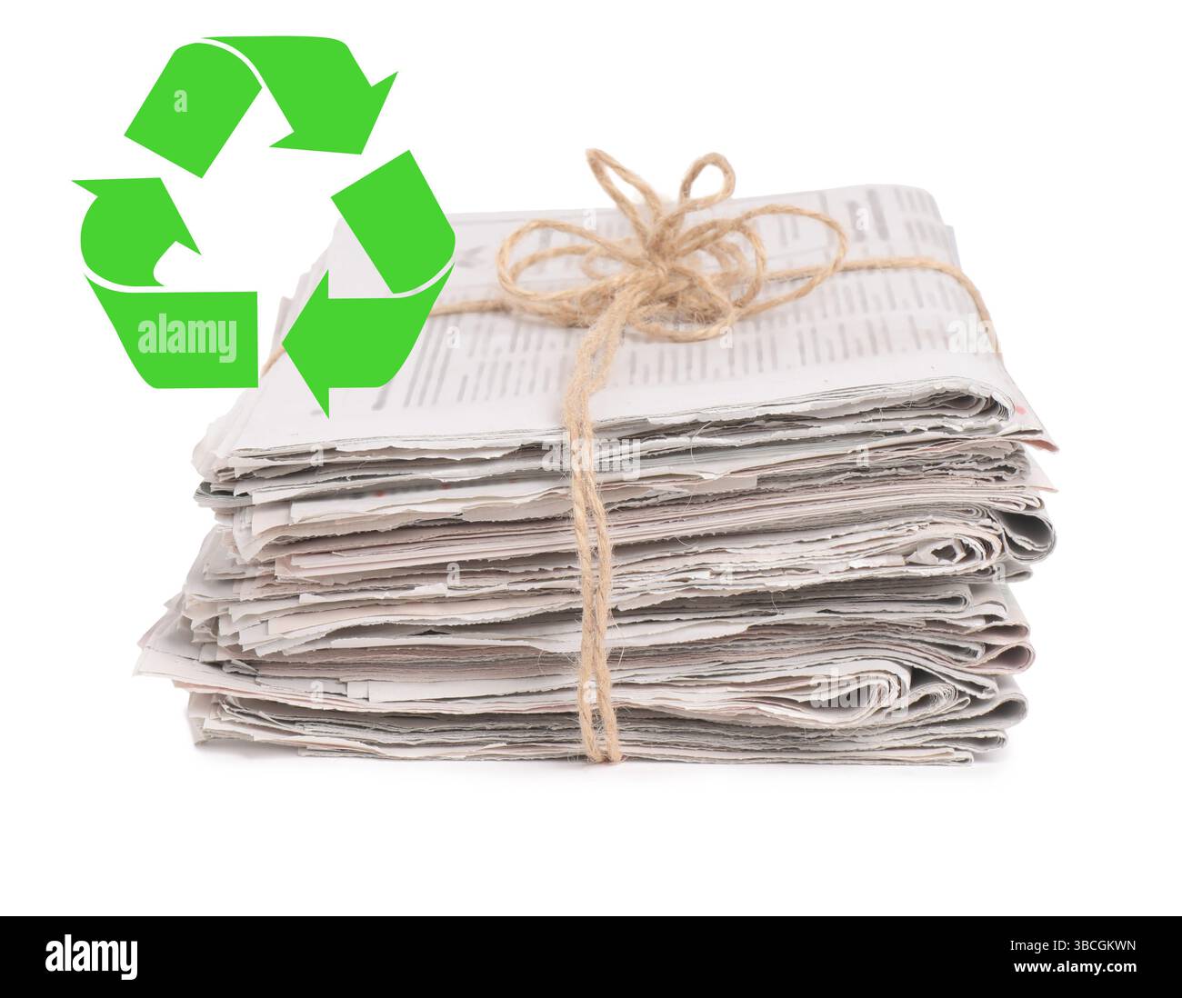 Symbole de recyclage et pile de journaux attachés sur fond blanc. Mode de vie écologique, réutilisant Banque D'Images