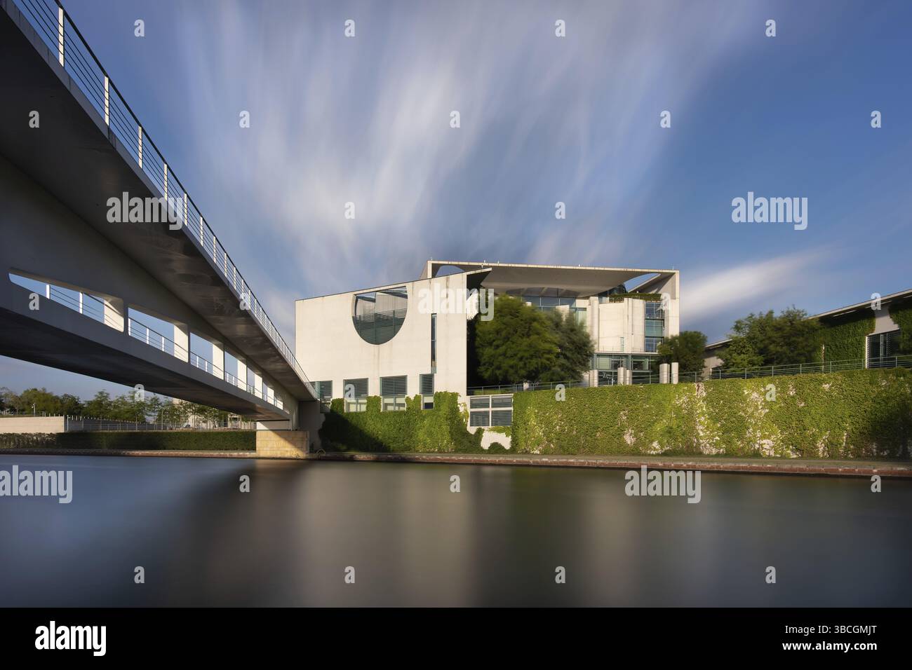 DAS Kanzleramtsgebaeude in Berlin von der Spreeseite aus gesehen. Vue sur la rivière Spree. La chancellerie fédérale (allemand : Bundeskanzleramt) à Berli Banque D'Images