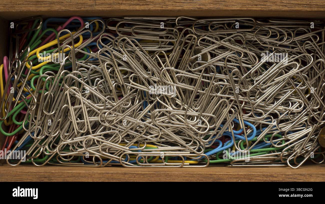 Gros plan sur des trombones dans une boîte en bois, des ustensiles de bureau, photo haute résolution Banque D'Images