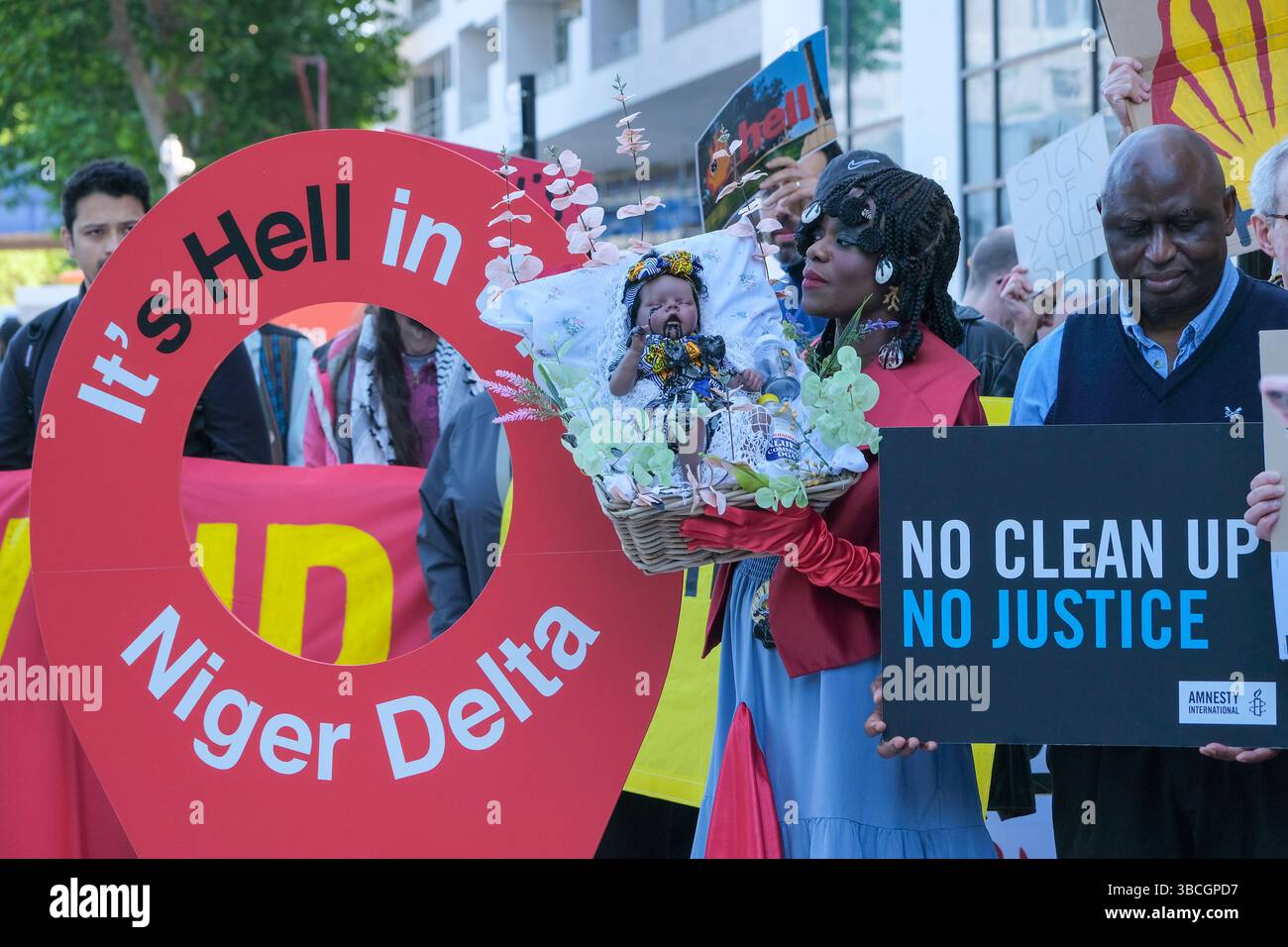 Londres, Royaume-Uni. 20 mai 2025. Des militants et des militants de Fossil Free London, Amnesty and Justice 4 Nigeria ont manifesté le matin de l'AGA du géant pétrolier Shell. Le groupe s’est rassemblé devant le Shell Centre, alors que l’AGA s’est tenue dans un lieu faisant l’objet d’une injonction de protestation et a souligné les problèmes que l’entreprise a causés aux communautés du delta du Niger, exigeant que l’entreprise nettoie complètement et adéquatement la pollution. Crédit : onzième heure photographie/Alamy Live News Banque D'Images