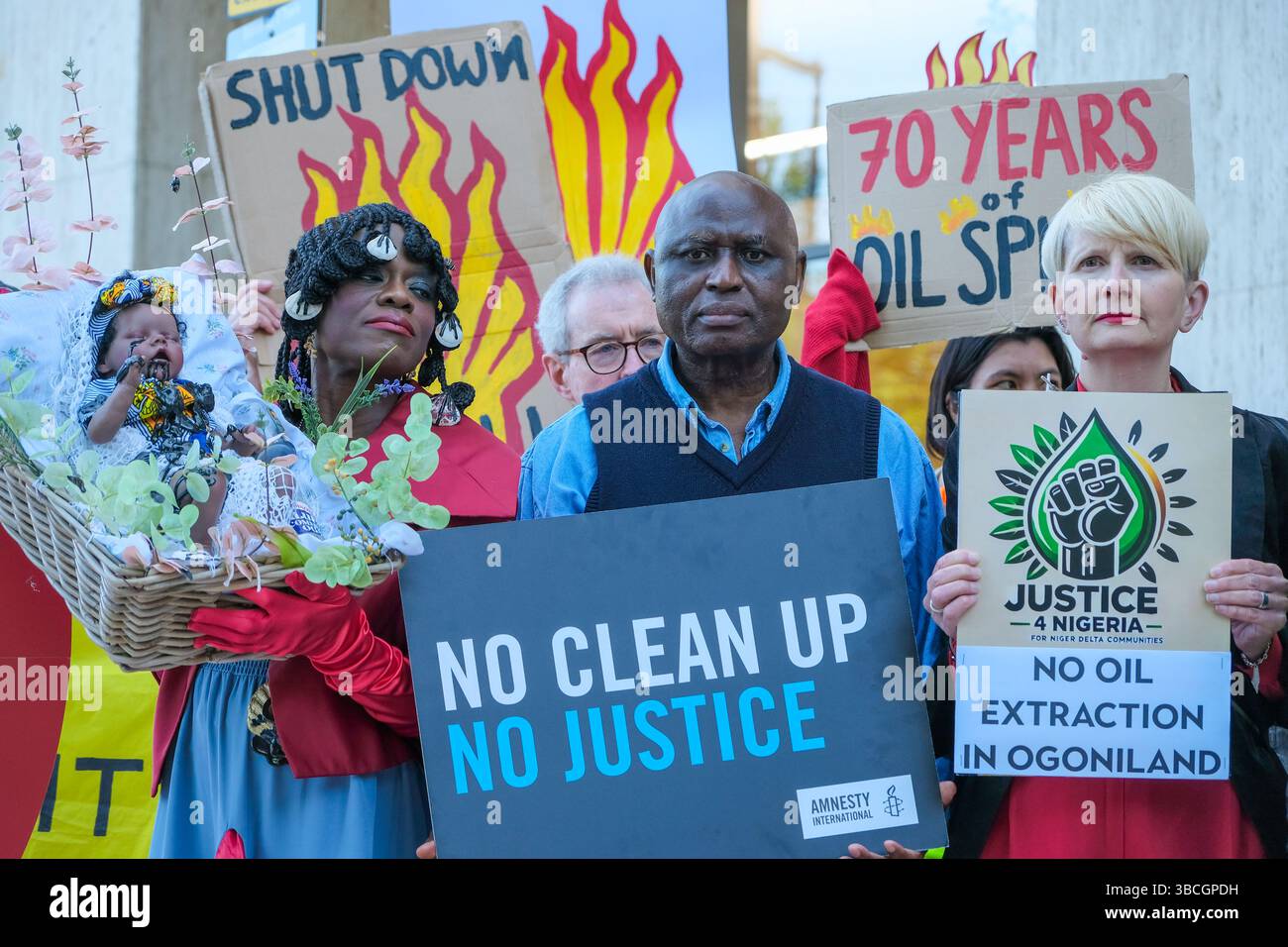 Londres, Royaume-Uni. 20 mai 2025. Des militants et des militants de Fossil Free London, Amnesty and Justice 4 Nigeria ont manifesté le matin de l'AGA du géant pétrolier Shell. Le groupe s’est rassemblé devant le Shell Centre, alors que l’AGA s’est tenue dans un lieu faisant l’objet d’une injonction de protestation et a souligné les problèmes que l’entreprise a causés aux communautés du delta du Niger, exigeant que l’entreprise nettoie complètement et adéquatement la pollution. Crédit : onzième heure photographie/Alamy Live News Banque D'Images