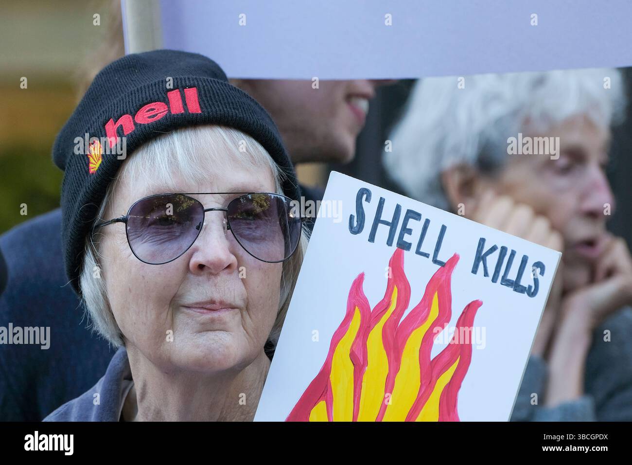 Londres, Royaume-Uni. 20 mai 2025. Des militants et des militants de Fossil Free London, Amnesty and Justice 4 Nigeria ont manifesté le matin de l'AGA du géant pétrolier Shell. Le groupe s’est rassemblé devant le Shell Centre, alors que l’AGA s’est tenue dans un lieu faisant l’objet d’une injonction de protestation et a souligné les problèmes que l’entreprise a causés aux communautés du delta du Niger, exigeant que l’entreprise nettoie complètement et adéquatement la pollution. Crédit : onzième heure photographie/Alamy Live News Banque D'Images