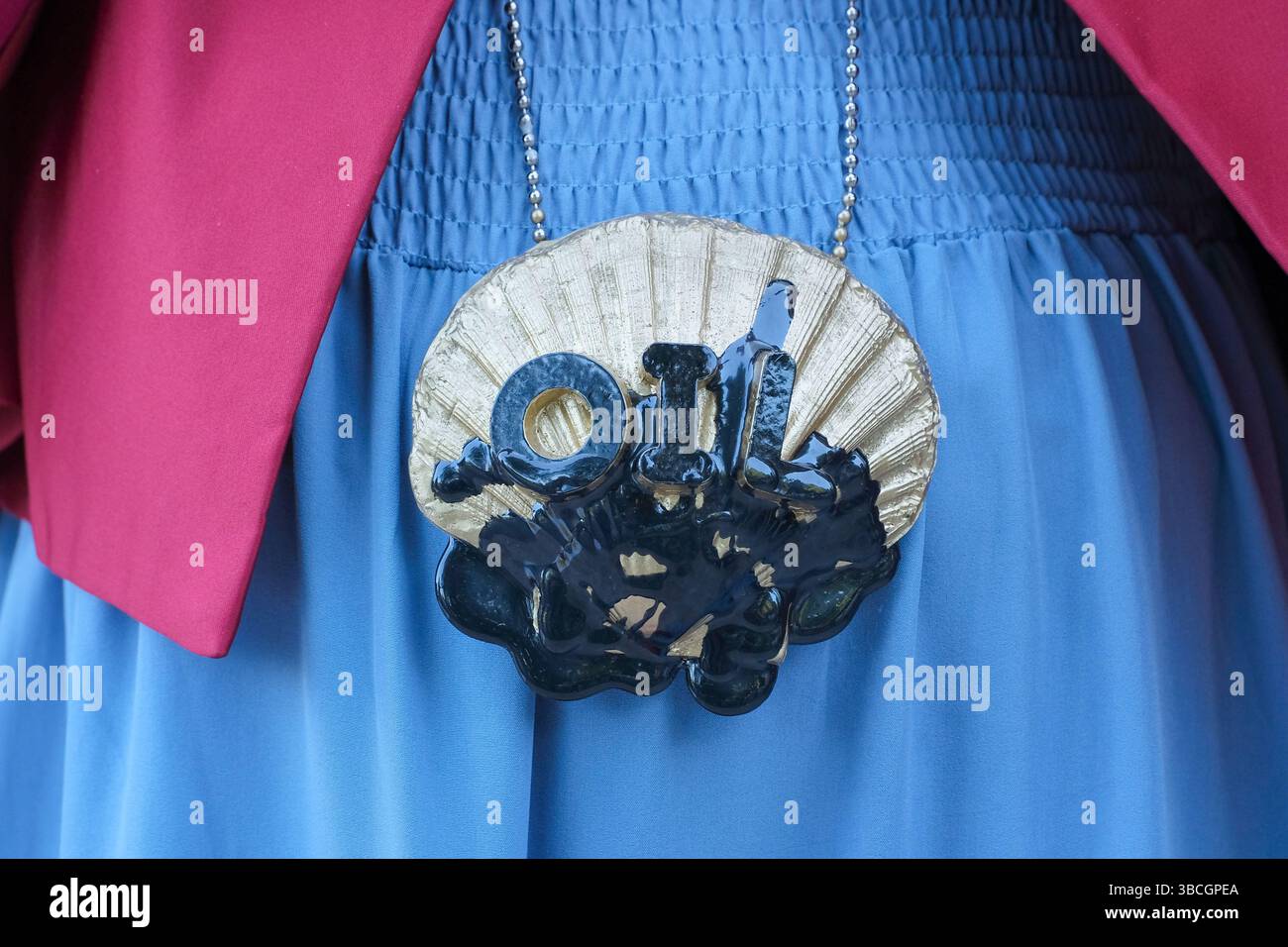 Londres, Royaume-Uni. 20 mai 2025. Des militants et des militants de Fossil Free London, Amnesty and Justice 4 Nigeria ont manifesté le matin de l'AGA du géant pétrolier Shell. Le groupe s’est rassemblé devant le Shell Centre, alors que l’AGA s’est tenue dans un lieu faisant l’objet d’une injonction de protestation et a souligné les problèmes que l’entreprise a causés aux communautés du delta du Niger, exigeant que l’entreprise nettoie complètement et adéquatement la pollution. Crédit : onzième heure photographie/Alamy Live News Banque D'Images