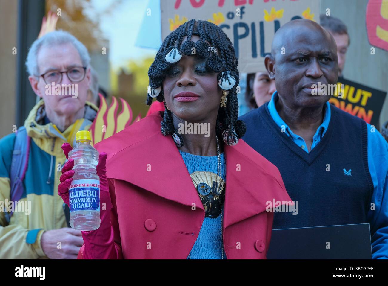 Londres, Royaume-Uni. 20 mai 2025. Des militants et des militants de Fossil Free London, Amnesty and Justice 4 Nigeria ont manifesté le matin de l'AGA du géant pétrolier Shell. Le groupe s’est rassemblé devant le Shell Centre, alors que l’AGA s’est tenue dans un lieu faisant l’objet d’une injonction de protestation et a souligné les problèmes que l’entreprise a causés aux communautés du delta du Niger, exigeant que l’entreprise nettoie complètement et adéquatement la pollution. Crédit : onzième heure photographie/Alamy Live News Banque D'Images
